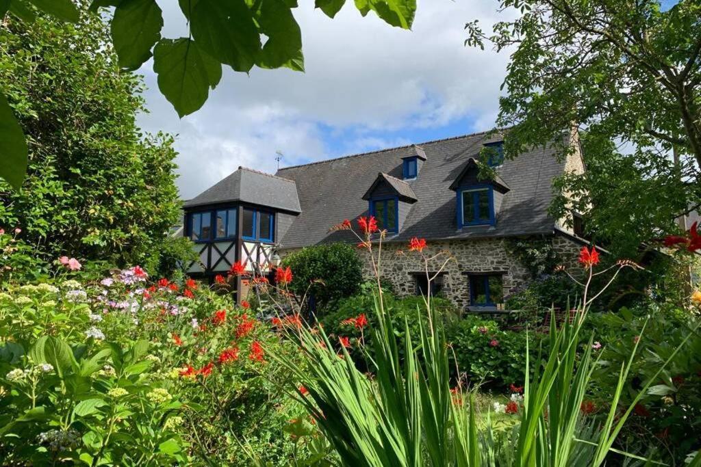 Maison En Pierre Dans Son Nid De Verdure Roz-Landrieux Екстериор снимка
