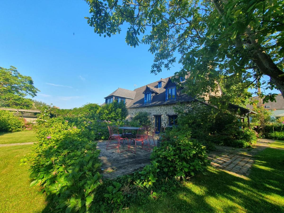 Maison En Pierre Dans Son Nid De Verdure Roz-Landrieux Екстериор снимка