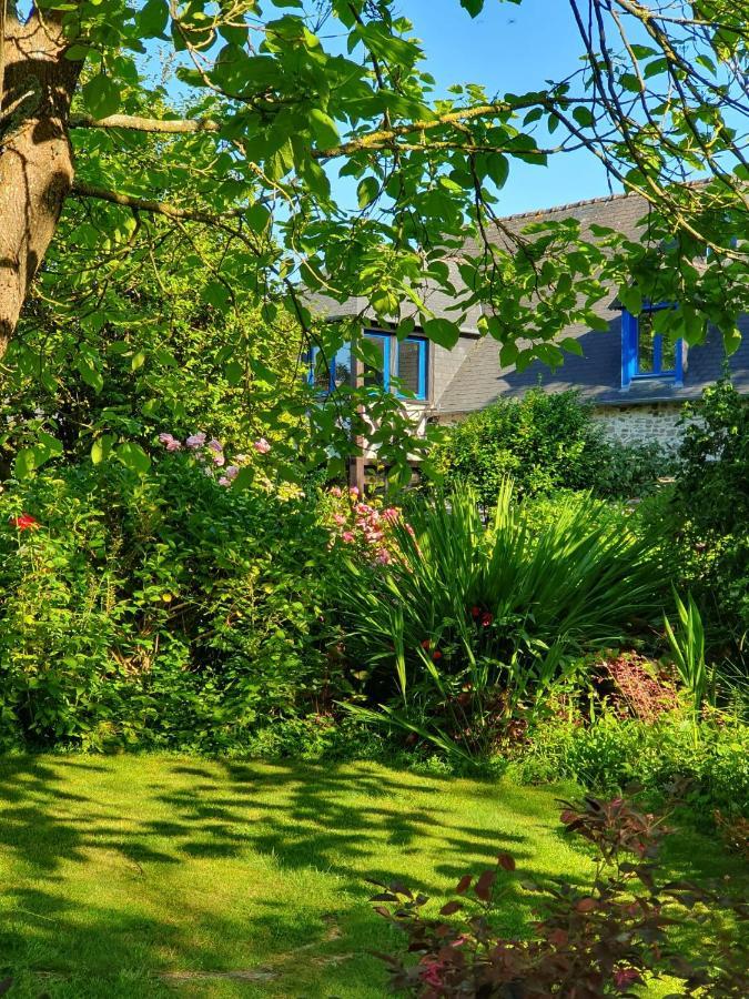 Maison En Pierre Dans Son Nid De Verdure Roz-Landrieux Екстериор снимка