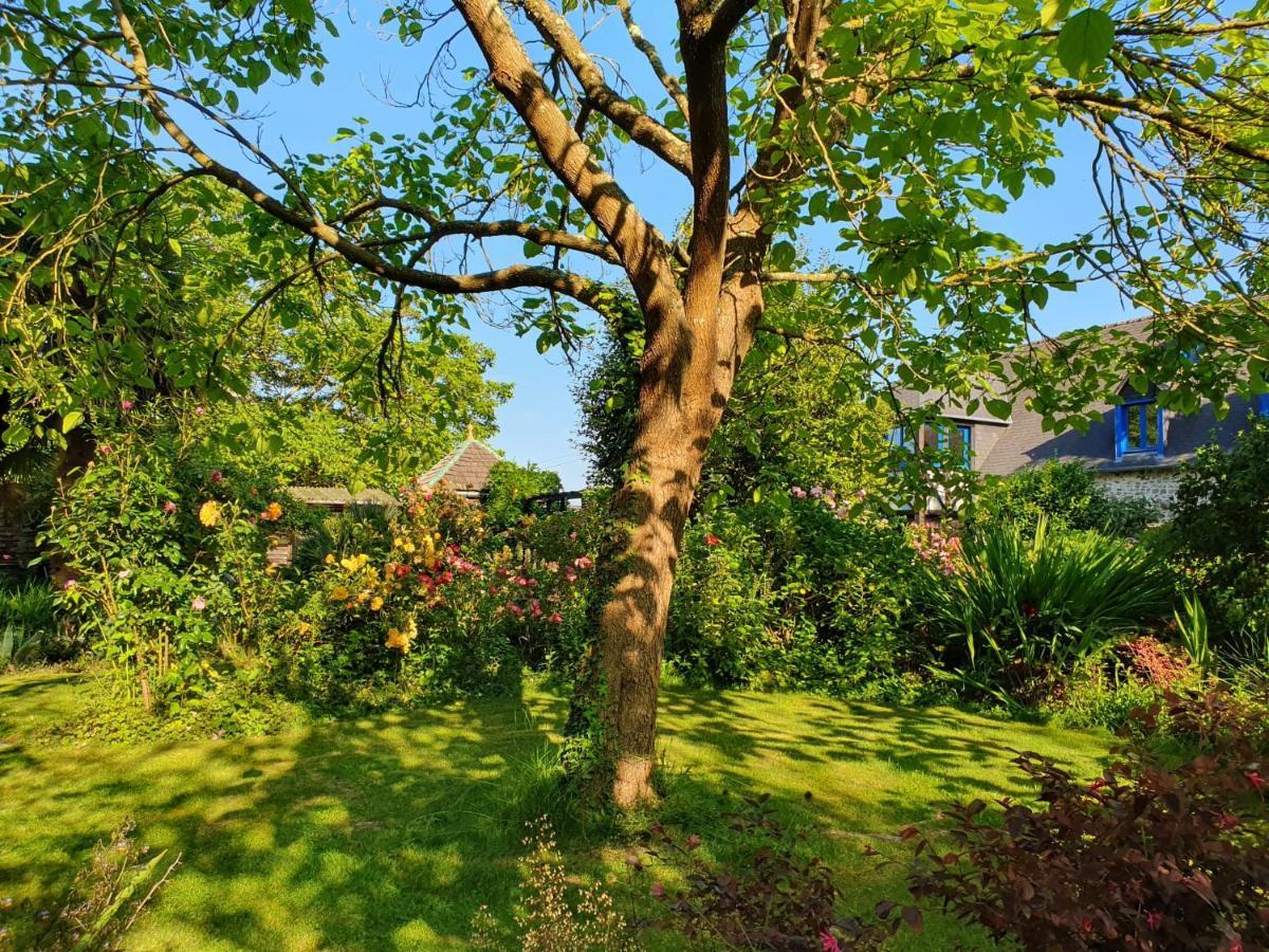 Maison En Pierre Dans Son Nid De Verdure Roz-Landrieux Екстериор снимка